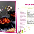 "CHILI CON HEX-HEX" steht oben in großen Buchstaben. Zwei Gewürzstreuer schweben über einem Topf mit Chili. Links Zutaten, rechts Zubereitungsschritte. Farbenfrohes Layout mit Sternen und Gläsern darunter.