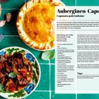 "Auberginen-Caponata" Rezepttext. Links Essen: bunter Teller Caponata, Aubergine, Tomaten, Käse, Knoblauch. Rechts goldene Tarte.