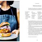 "Wildschweinburger" oben, Zutatenliste links, Zubereitungsschritte unten. Rechts hält jemand einen Burger auf einem Teller.