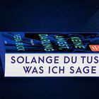 Text: "Solange du tust, was ich sage." Ein blaues Buch, Titel: "Keine Angst, Darling" von Vera Buck.