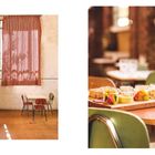 Es gibt keine sichtbaren Texte außer einem kleinen Copyright-Zeichen. Links: ein Tisch mit Stühlen, Kühlschränke; rechts: Vorspeisen.