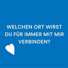 Text: "WELCHEN ORT WIRST DU FÜR IMMER MIT MIR VERBINDEN?" Auf blauem Hintergrund, links ein weißes Herzsymbol.