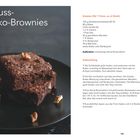 Walnuss-Schoko-Brownies, Rezept mit Zutaten und Zubereitung auf hellem Hintergrund, daneben fertige Brownies auf schwarzem Teller.
