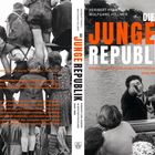 DIE JUNGE REPUBLIK: KINDHEIT UND JUGEND IN WESTDEUTSCHLAND 1949-1990. Kinder stehen auf einem Geländer, lachen gemeinsam.