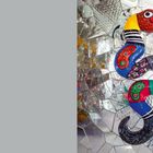 Text: "Silberner Saal". Eine bunte, spiralförmige Schlange vor einer glänzenden Mosaik-Wand.