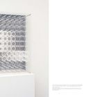 Ohne Titel (Kinetisches Objekt), 1971. Leiste, Plexiglas, Metallspiegel. Ein Werk aus weißen, verschlungenen Ringen auf Sockel.