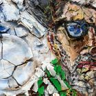 Ein mit kräftigen Pinselstrichen gestaltetes Gemälde zeigt ein Gesicht und einen Fußball, beide aus dicken Farbschichten strukturiert.