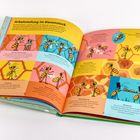 „Arbeitsteilung im Bienenstock“, bunte Illustrationen von Bienen bei verschiedenen Tätigkeiten, farbenfrohe Seiten.