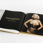 Linke Seite: Zitat von Marilyn Monroe über Zeitreise. Rechte Seite: Frau in goldenem Kleid mit blondem Haar.