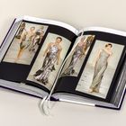 Auf einer Buchseite steht oben "FRÜHJAHR-SOMMER 2007". Vier Frauen tragen glänzende silberne Kleider auf einem Laufsteg.