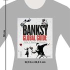 BANKSY GLOBAL GUIDE. Orte Werke Stories. Graues T-Shirt mit Illustration.