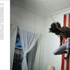 Links Text über Drummaschinen und Musiker. Rechts ein Mann springt vor einer USA-Flagge, haltend einen Drumstick.