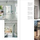 Texte geben Details zu Architektur und Einrichtung; Küche mit Holztüren und Onyx-Arbeitsplatte, Atrium, Terrassen.