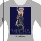 „MUCHA“, Frau mit Blumenschmuck, umgeben von einem Halbkreis. Darstellung ist kunstvoll und fein detailliert.