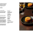 "Dulce-de-leche-Cheesecakes mit Streuseln. Ergibt 8 Stück. Desserts auf schwarzen Tellern mit Weingläsern."