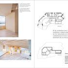 Texte beschreiben die Architektur eines Hauses. Links: Fotos mit hellem Holzinterieur. Rechts: Grundrisse und Architektfoto.