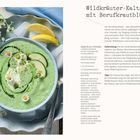 "Wildkräuter-Kaltschale mit Berufkrautblüten. Zutaten: Bio-Salatgurke, Naturjoghurt, Zitronensaft, Olivenöl. Rezeptbeschreibung links, Bild rechts: grüne Suppe mit Blüten und Gurkenscheiben."