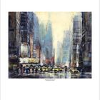 Text: "Times Square iv." Verwaschenes, impressionistisches Gemälde von Hochhäusern und Menschen mit Regenschirmen auf der Straße.