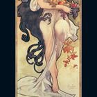 "9", "2023", "AUTOMNE". Kunstwerk einer Frau mit langem Haar, umgeben von Blumen und Früchten. Stil: Jugendstil.