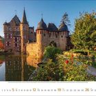 Kalenderseite September 2023. Eine historische Burg spiegelt sich in einem Wassergraben, umgeben von Bäumen und Pflanzen.