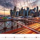 Kalenderseite September 2023. Stahlseilbrücke in der Dämmerung, mit beleuchteter Stadt im Hintergrund. Links bunte Lichter am Ufer.