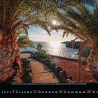 September 2023 Kalender. Palmen flankieren einen Weg zu einem sonnigen Meer, mit strahlender Sonne am Himmel.