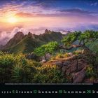 Kalender: September 2022. Sonnenuntergang über gebirgiger Landschaft mit grünen Hügeln und Wolken.