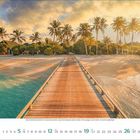 Kalenderblatt mit Monatsübersicht für September 2024, darunter eine Holzbrücke, tropische Palmen, sandiger Strand und klares Meer.