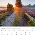 Kalender für September 2027 mit Wochentagen und Datum. Herbstlandschaft mit einem Weg, Bank und blühender Heide bei Sonnenaufgang.