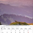 September 2027 Kalender. Montag bis Sonntag mit Daten. Im Hintergrund Alpenszene bei Sonnenaufgang, Reh auf einem Hügel.