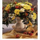 Kalenderblatt für September 2027 mit Blumenvase auf goldenem Tuch und verstreuten roten Äpfeln. 