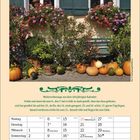 "Wettervorhersage aus dem 100-jährigen Kalender: Schön und warm bis zum 6., den 7. hat es früh so stark... September 2027."

Fenster mit grünen Läden, bunte Blumen, Kürbisse und Pflanzen davor. Darunter ein Kalenderblatt für September 2027.