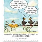 Ein Küken lacht auf einem Ast; zwei Vögel sagen: "Kommt auf die Welt...!" "An der Erziehung kann’s nicht liegen!" Darunter der Text: "Humor ist ein wesentliches Element im Leben eines Schützen". Darunter September 2027 als Kalender.