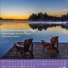 Zitat von Elizabeth Barrett Browning über den Wert einer Pause. Zwei Stühle auf einem Steg vor einem nebligen See bei Sonnenuntergang.