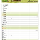 Zwei Gänse sitzen auf einer Bank. Eine fragt: „Er kocht, kauft ein… Wie hast du ihn so weit gebracht?“ Die andere antwortet: „Ich stell Fotos von ihm ins Netz und geb ihm Likes!“ Darunter ein Kalender für September 2027.