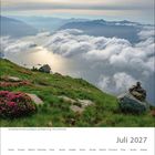 Juli 2027. Blick über einen Bergsee mit Wolken, blühende Wiesen und Steinhütte. Kalenderdarstellung.
