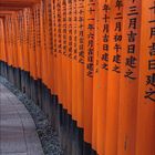 Japanische Schriftzeichen auf orangen Torii-Toren, darunter ein Kalenderblatt für den Monat Februar.