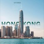 September Kalender, "Hong Kong China". Skyline mit hohem Gebäude, Riesenrad und blauem Himmel über dem Wasser.