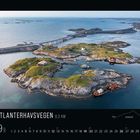 Text: "ATLANTERHAVSVEGEN 8,3 KM", Kalenderansicht September 2021 unten. Panoramablick auf Küste mit Inseln und Brücke.