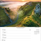 Kalender für September 2027, Wochenbeginn Montag. Landschaftsansicht: Serpentinenstraße in grüner Hügellandschaft bei Sonnenaufgang.