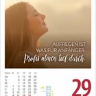 „Aufregen ist was für Anfänger. Profis atmen tief durch.“ Kalenderblatt zeigt 29. Donnerstag, Juli. Frau genießt Sonnenlicht.