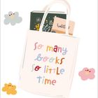 "So many books, so little time" steht auf einer Tasche, gefüllt mit Büchern, umgeben von Wolken und Blumen.