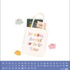 "so many books so little time" auf einer Tasche mit Büchern, umgeben von bunten Blumen. Kalender für September 2027.