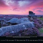 Novemberkalender; 11. Monatstage: 1 bis 30. Waldlandschaft mit Treppen und einem Pavillon neben einem Bach.