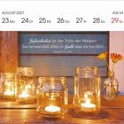 August 2027, Woche 34. Zitat von Benjamin Franklin über Zufriedenheit. Gläser mit Kerzen, helle und warme Atmosphäre.