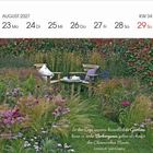 Kalenderwoche 34, 23.–29. August 2027. Garten mit zwei Stühlen, Tisch, Blumen. Zitat von Antoine de Saint-Exupéry.