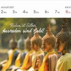 Text: August 2027, KW 31, Reden ist Silber, Ausreden sind Gold! Buddhastatuen mit gelben Umhängen in einer Reihe.
