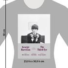Text: "George Harrison, The Third Eye, Frühe Fotografien, Vorwort Olivia Harrison, Einführung Colm Tóibín, Nachwort George Saunders."  
Graues T-Shirt mit Foto von einem Mann, der eine Kamera hält.