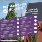 "Die Marco Polo Bucketlist: Das musst du in Frankfurt erlebt haben. Verschiedene Aktivitäten werden aufgelistet. Im Hintergrund sind Gebäude und Bäume zu sehen."