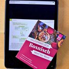 Tablet mit Inhalt: Konversation auf Bosnisch. Darüber ein Buchcover in Pink: „Kauderwelsch Bosnisch Wort für Wort“.
